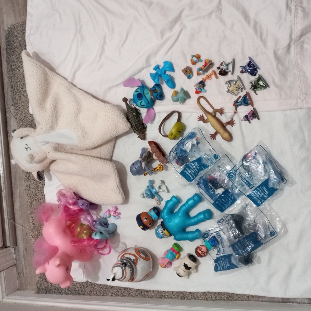 32 Piece Toy Lot Assorted from Metal Jada,Frozen,& More
